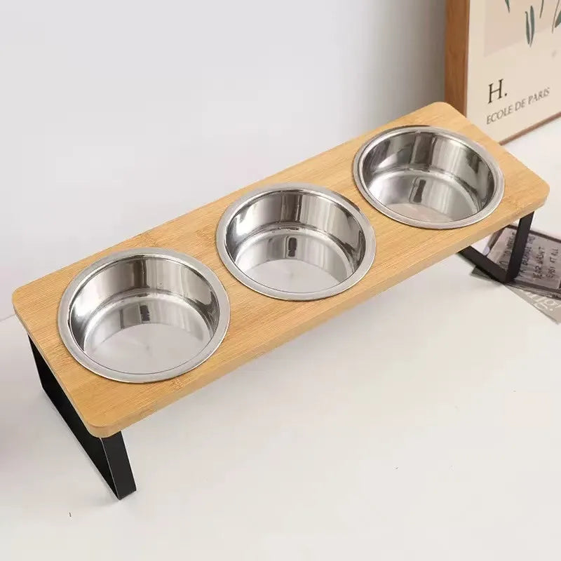 Comedero de bambú de tres cuencos visto en una cocina
