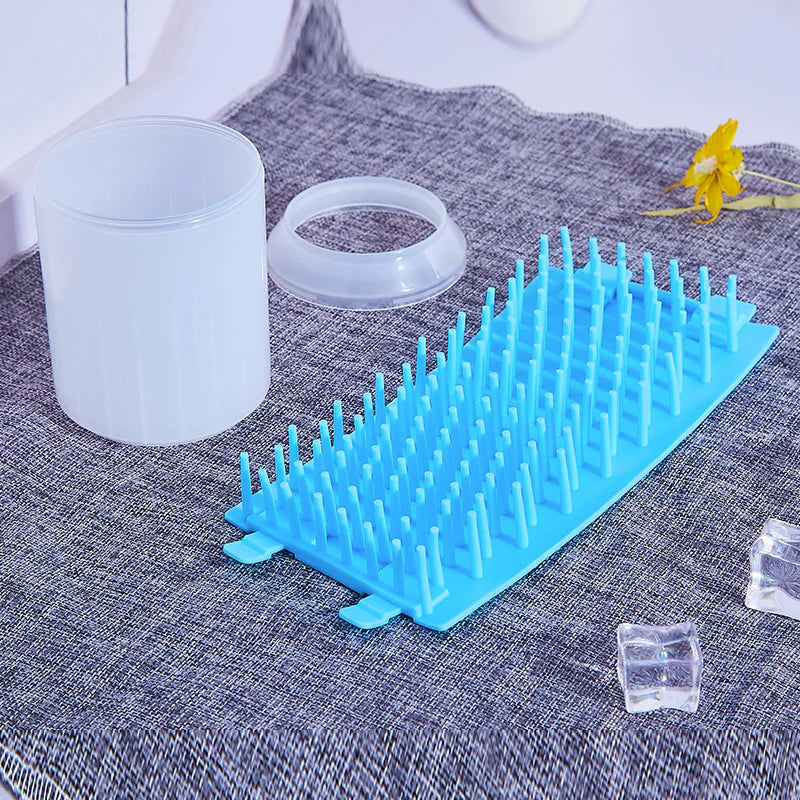 Limpiador de patas AMIKART desmontado: vaso, aro y cepillo de silicona extraíble