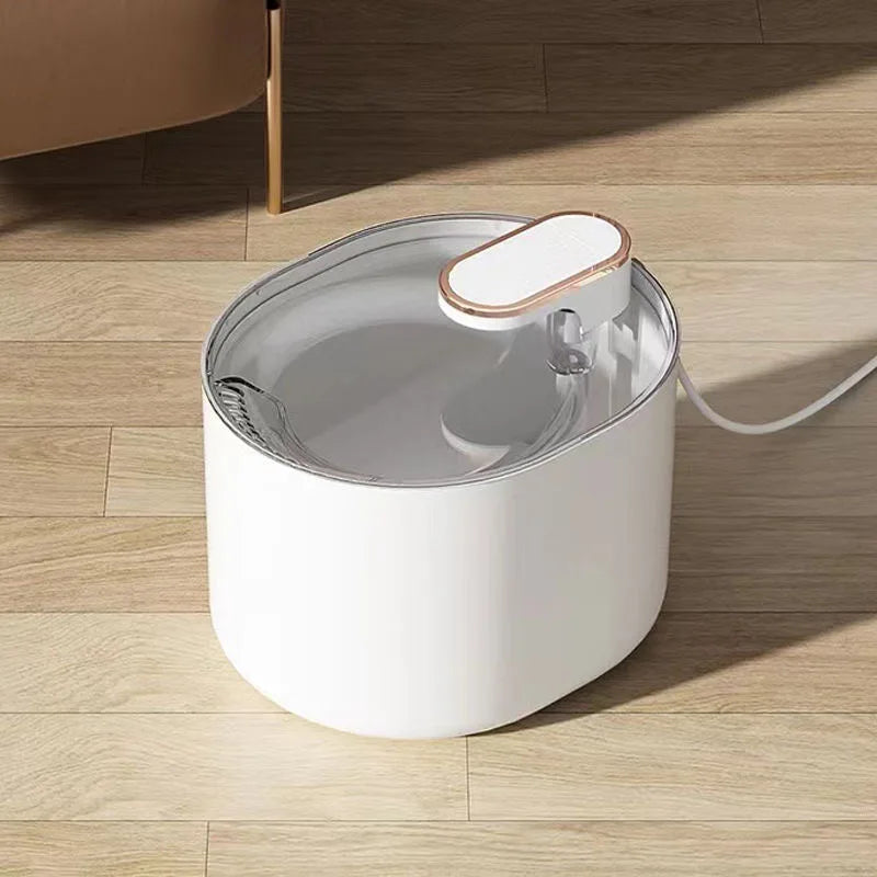 Fuente de agua plana de 3 litros en color blanco sobre suelo de madera