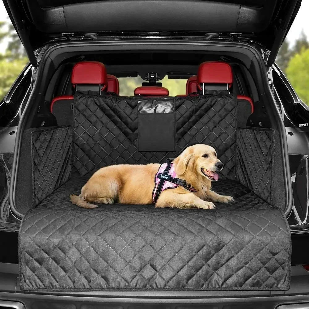 Perro tumbado en el maletero de un SUV con el protector negro instalado