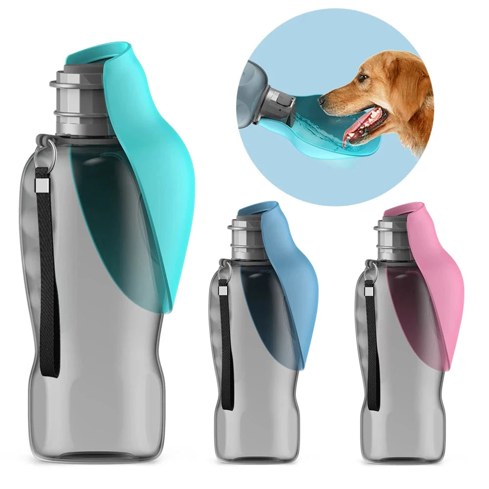 Las tres botellas de agua portátiles y un perro bebiendo del cuenco
