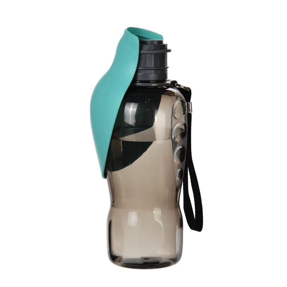 Botella de agua portátil turquesa con la correa de mano colgando