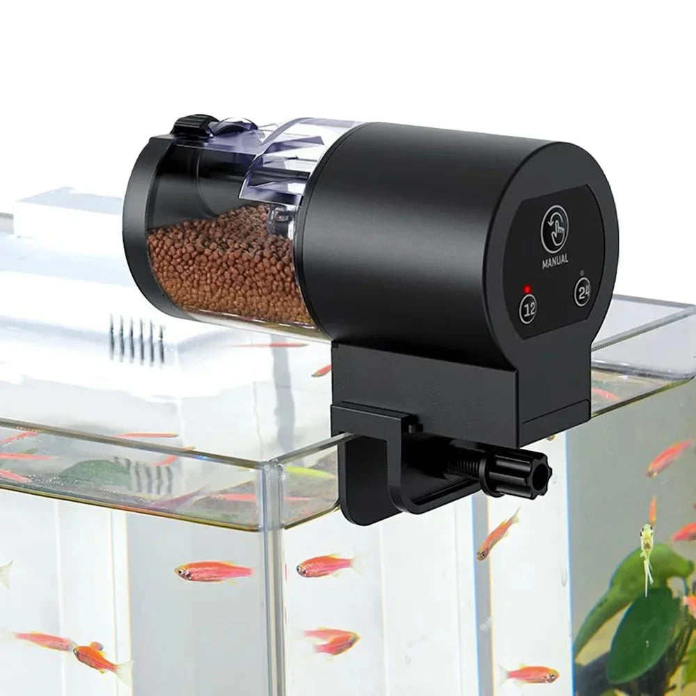 Comedero automático dando de comer a peces de colores en el acuario