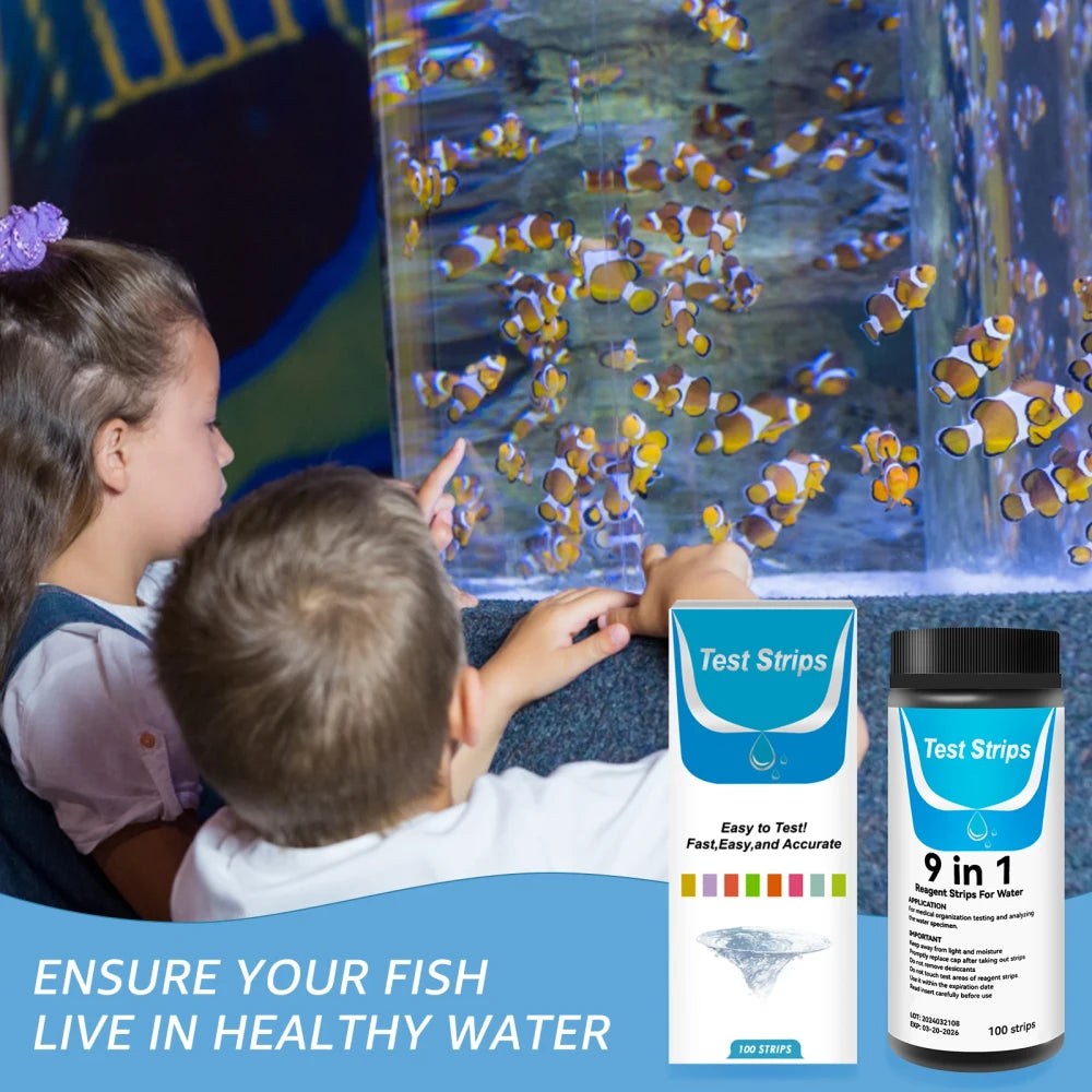Niños mirando un acuario sano, con el kit de análisis al lado