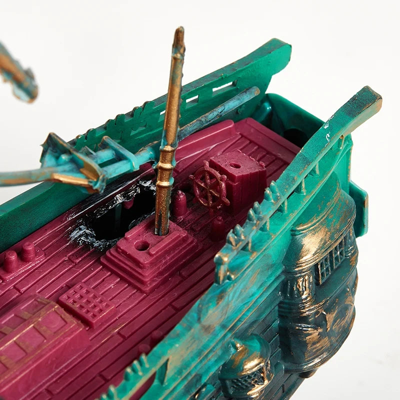 Detalle del mástil y las jarcias del barco decorativo