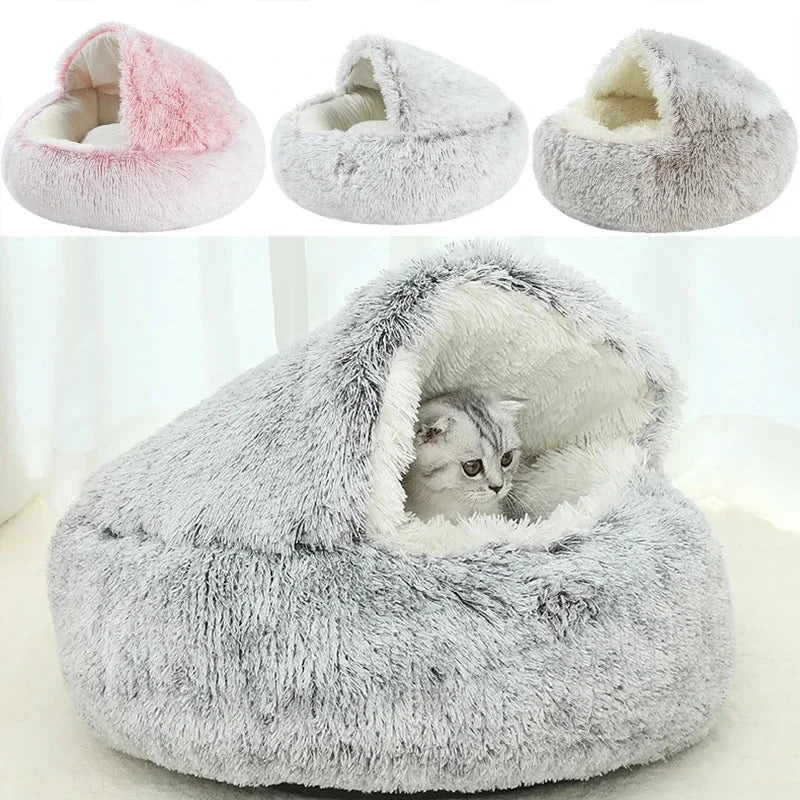Gato dentro de la cama cueva de peluche gris, con los tres colores disponibles arriba