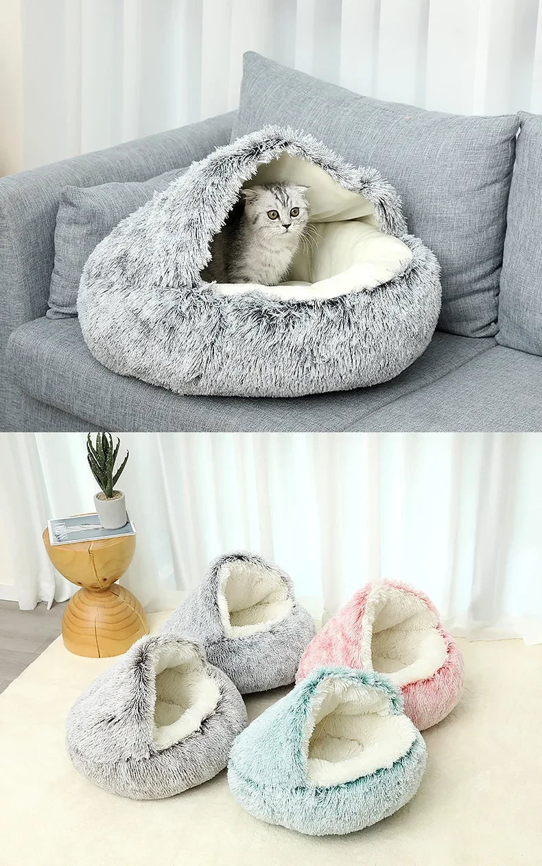 Gato dentro de la cama cueva gris junto a un cojín, y las tres camas de colores