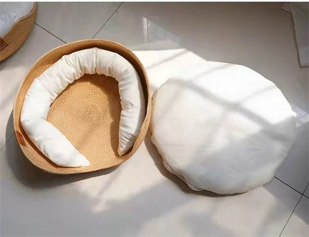 Cama cesta de lado, con el cojín blanco encajado dentro