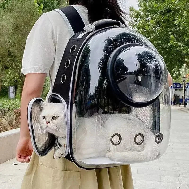 Mujer llevando la mochila cápsula a la espalda con un gato blanco asomado a la burbuja