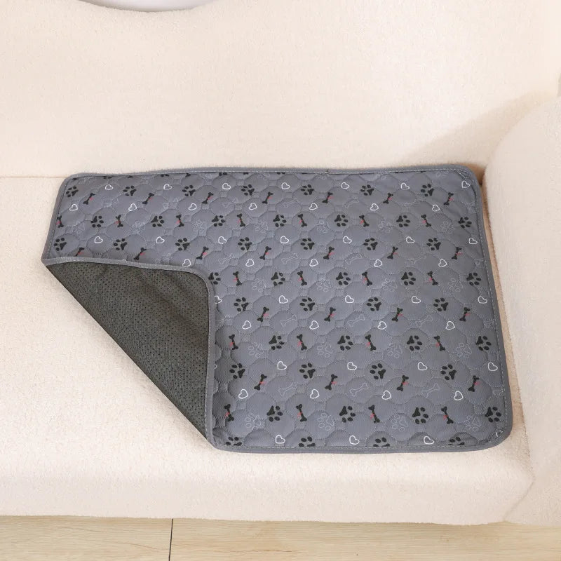 Empapador gris oscuro con huellas, doblado para ver las dos caras