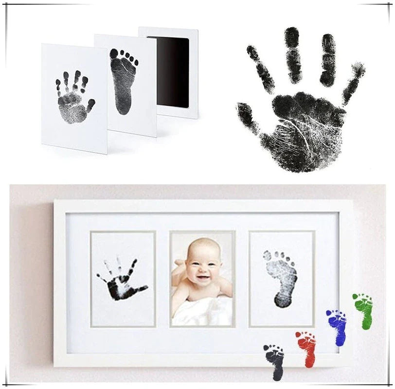 Huellas de manos y pies de bebé hechas con el mismo kit y enmarcadas