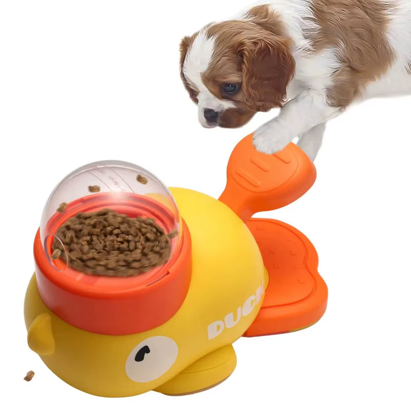 Perro pisando el pedal del comedero y sacando el pienso