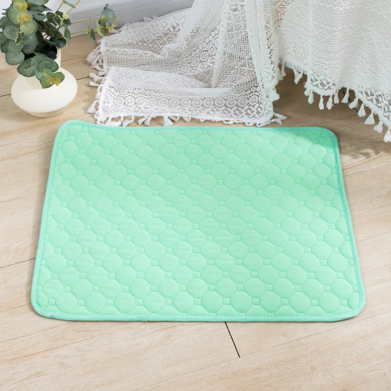 Empapador lavable en verde menta, extendido en el suelo