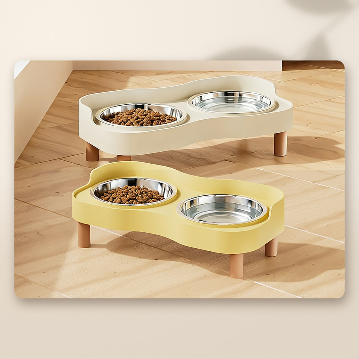 Dos comederos elevados dobles, blanco y amarillo, con pienso y agua en sus cuencos de acero