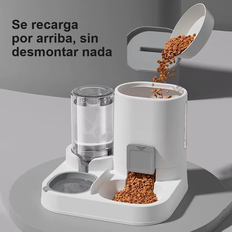 Se recarga el pienso por la tapa de arriba, sin desmontar el depósito