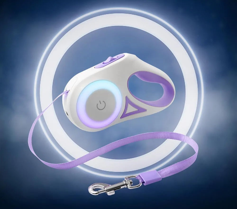 Correa retráctil morada con el anillo LED encendido y la cinta extendida