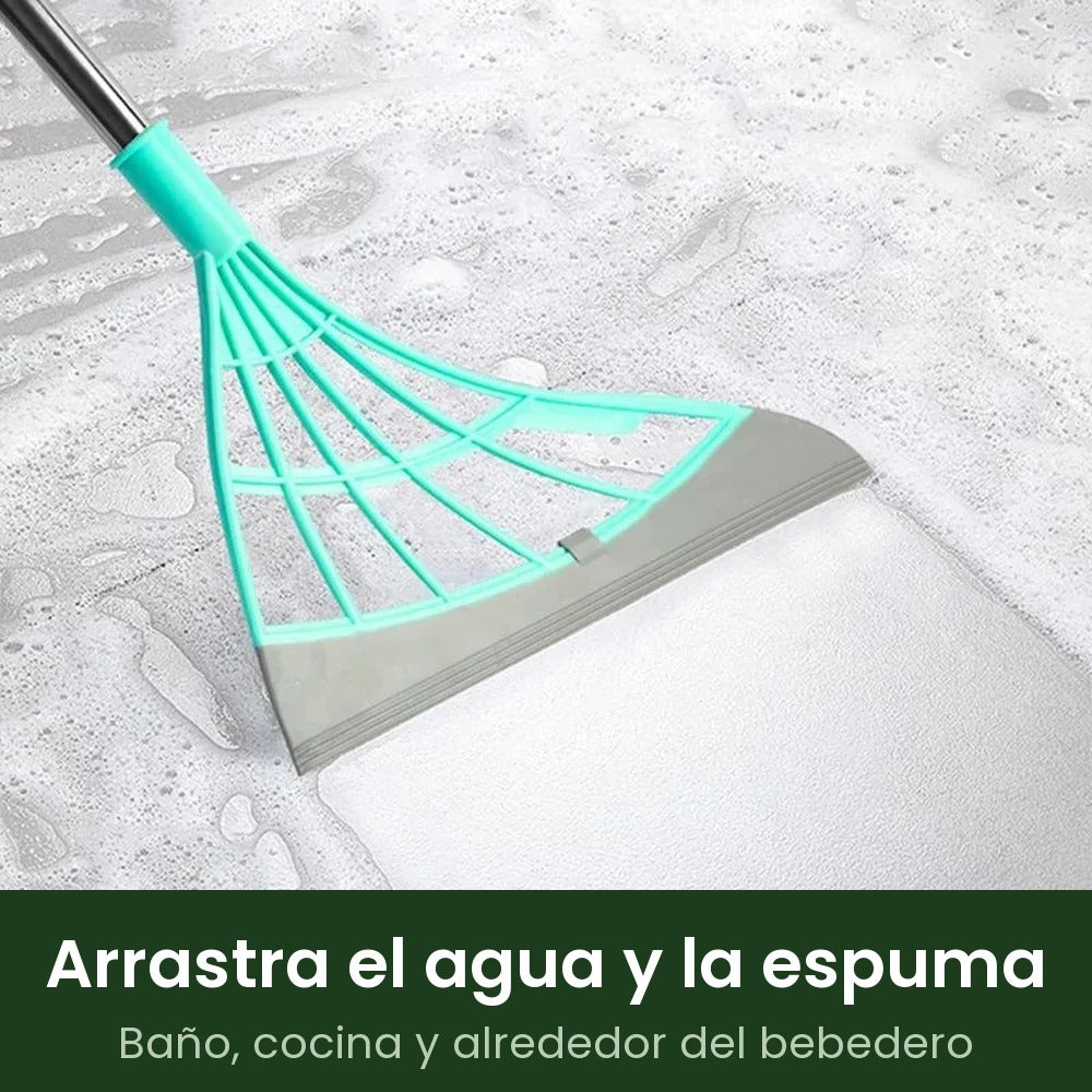 La escoba arrastra el agua y la espuma del suelo del baño