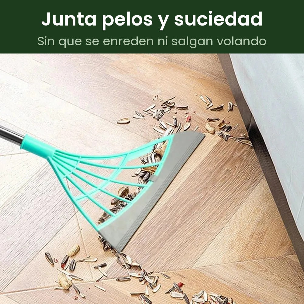 La escoba de goma junta pelos y suciedad en el parqué sin que se enreden