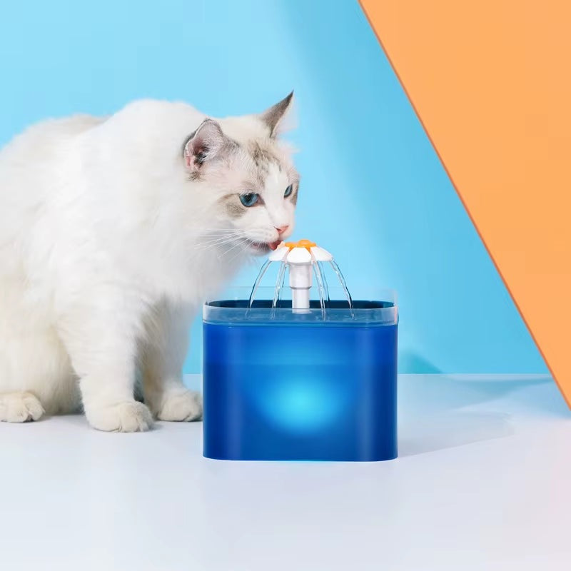 Gato bebiendo de la fuente de 2 L azul con surtidor de flor