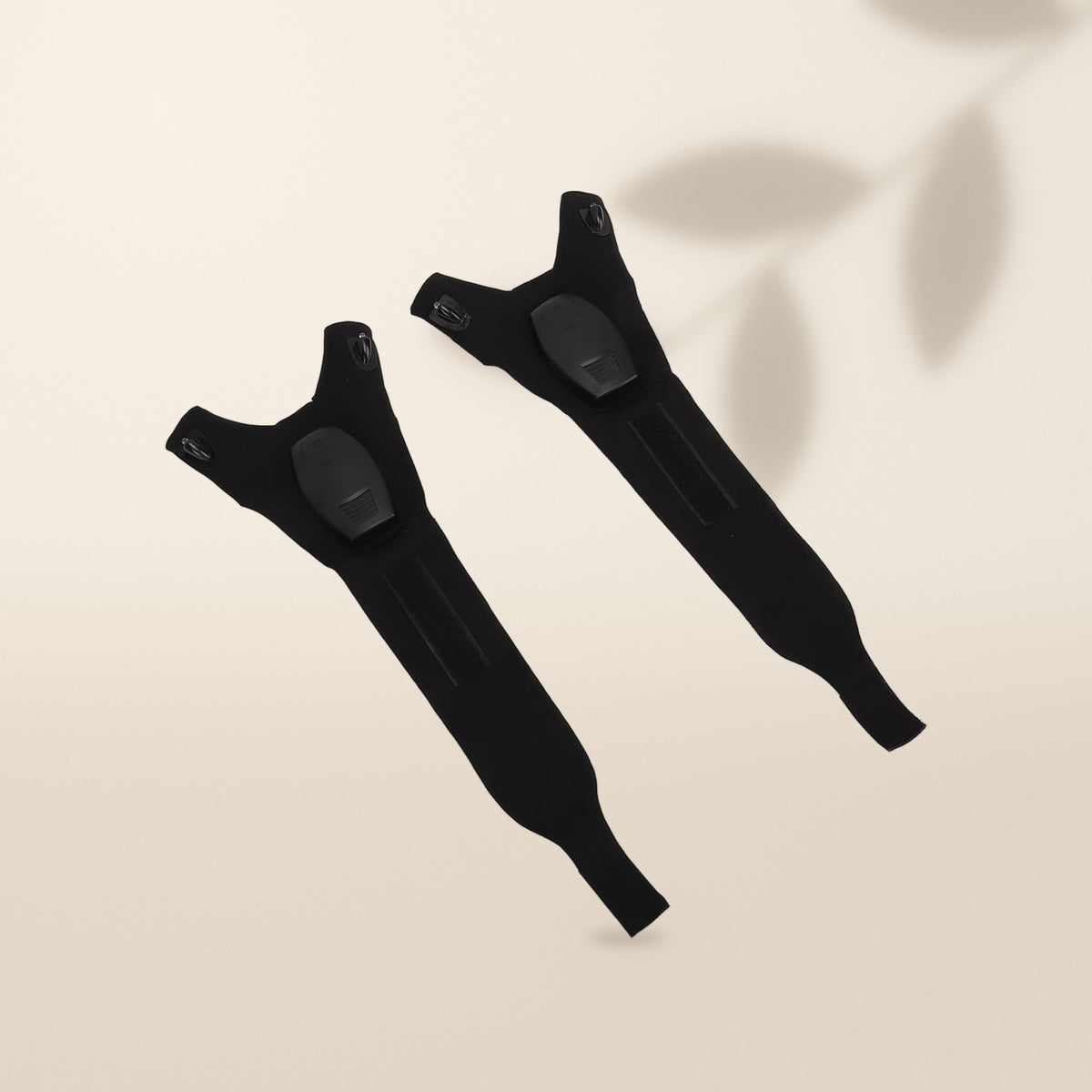 Guantes con luz LED recargables por USB, el par sin dedos sobre fondo crema