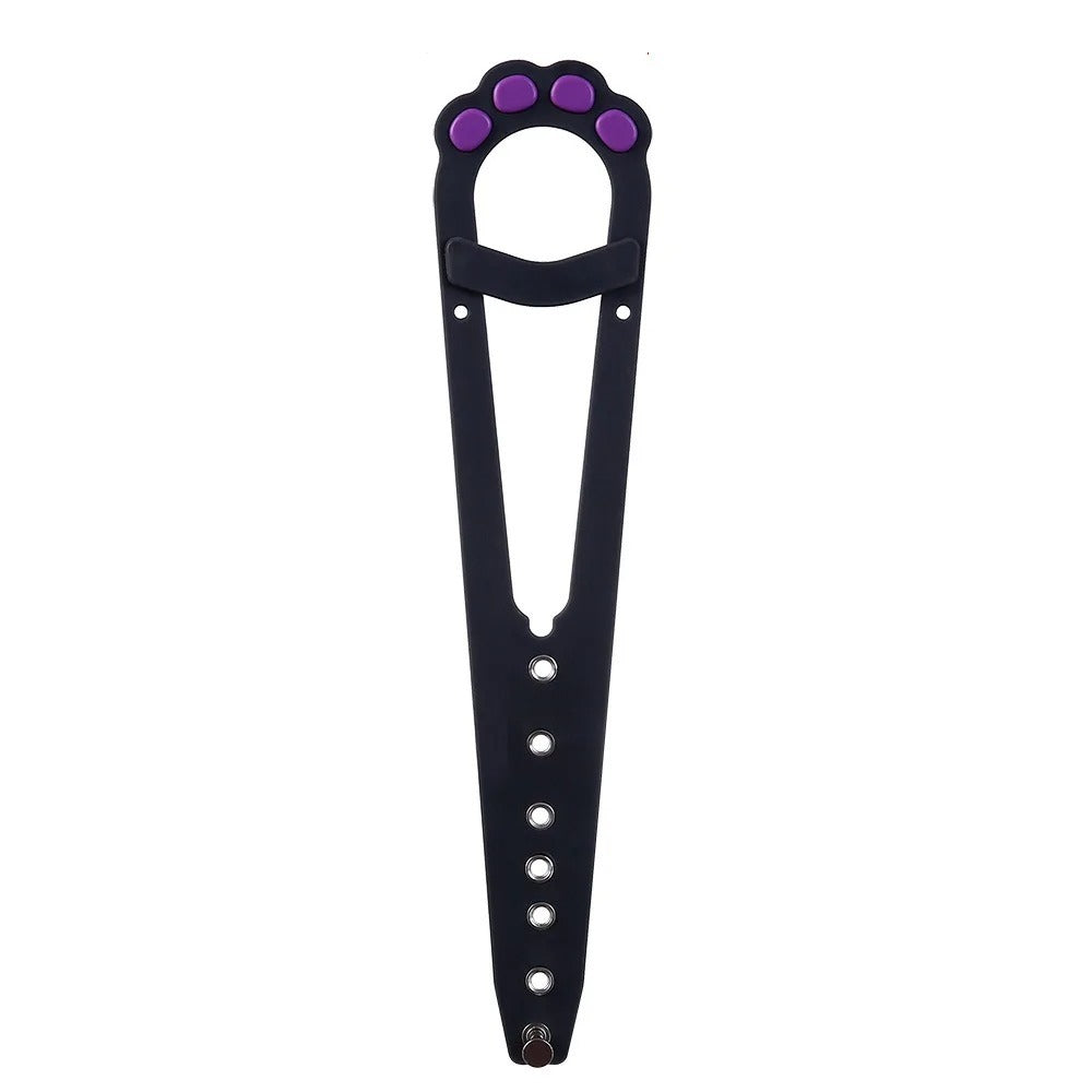 Pestillo de puerta negro con pata de gato morada y agujeros para ajustar