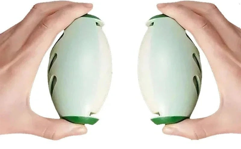 Dos manos sujetando los rodillos quitapelos, en verde y en blanco