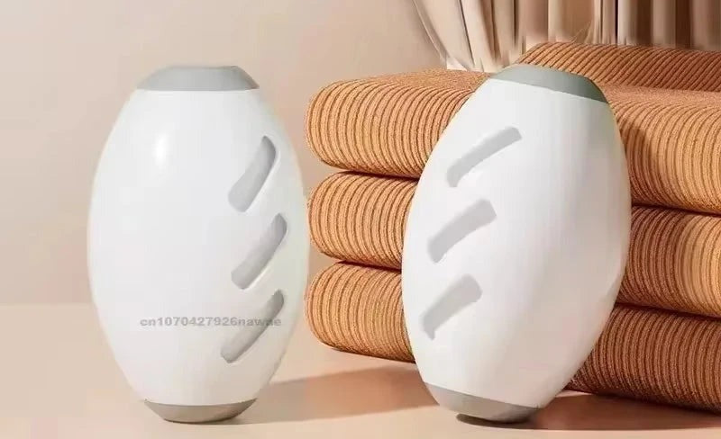 Pack de dos rodillos quitapelos en blanco, junto a unas mantas