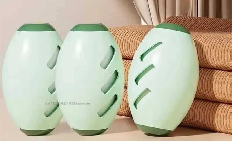Pack de tres rodillos quitapelos en verde, junto a unas mantas