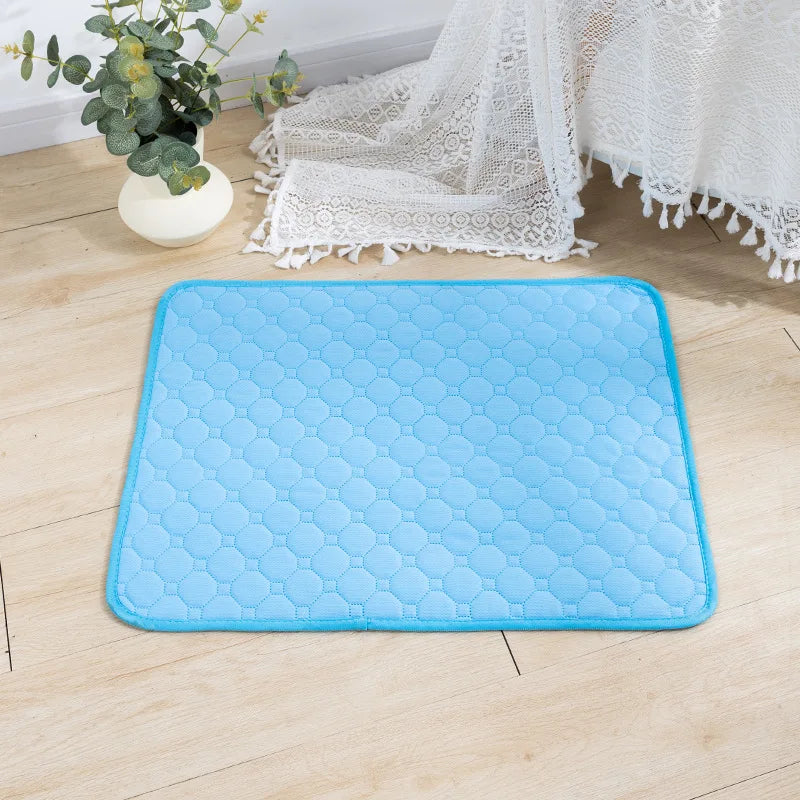 Empapador lavable en azul claro, extendido en el suelo