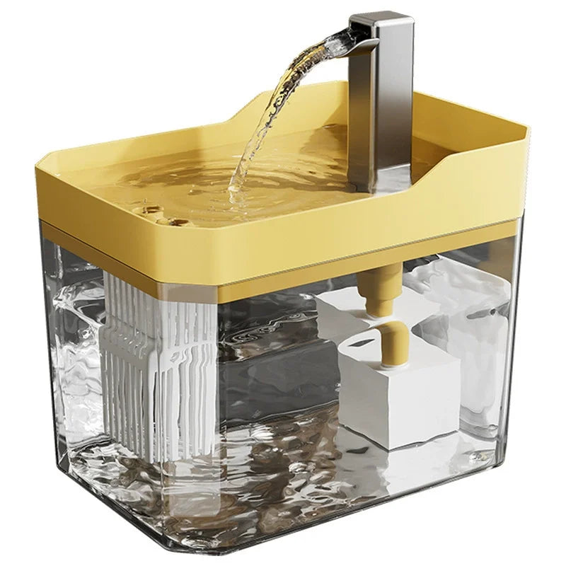 La fuente en color amarillo, con el depósito transparente y el caño de acero