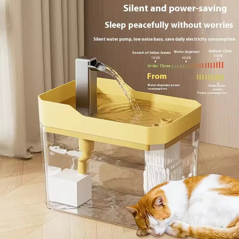 Gato durmiendo junto a la fuente encendida: la bomba es silenciosa y gasta muy poca luz