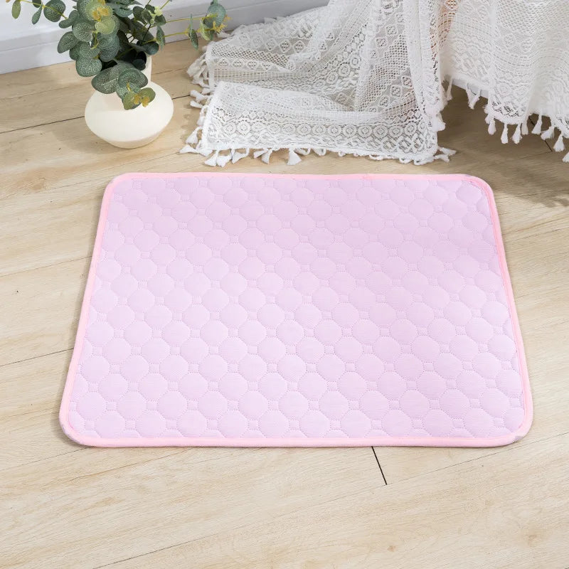 Empapador lavable en rosa claro, extendido en el suelo