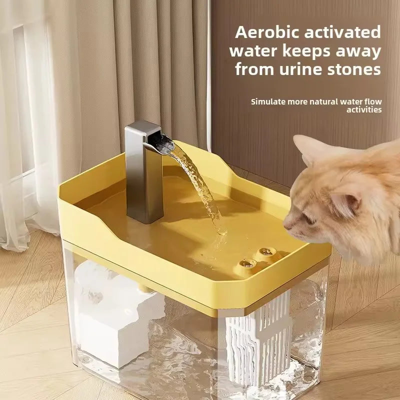 Gato naranja bebiendo del caño de la fuente amarilla, con el depósito transparente lleno de agua