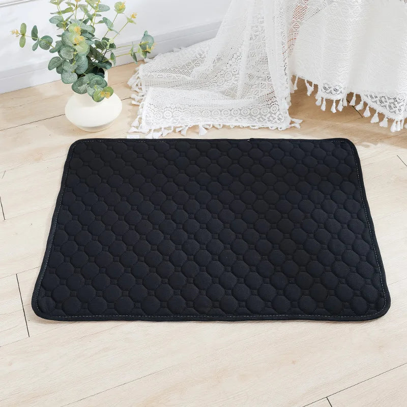 Empapador lavable en negro, extendido en el suelo