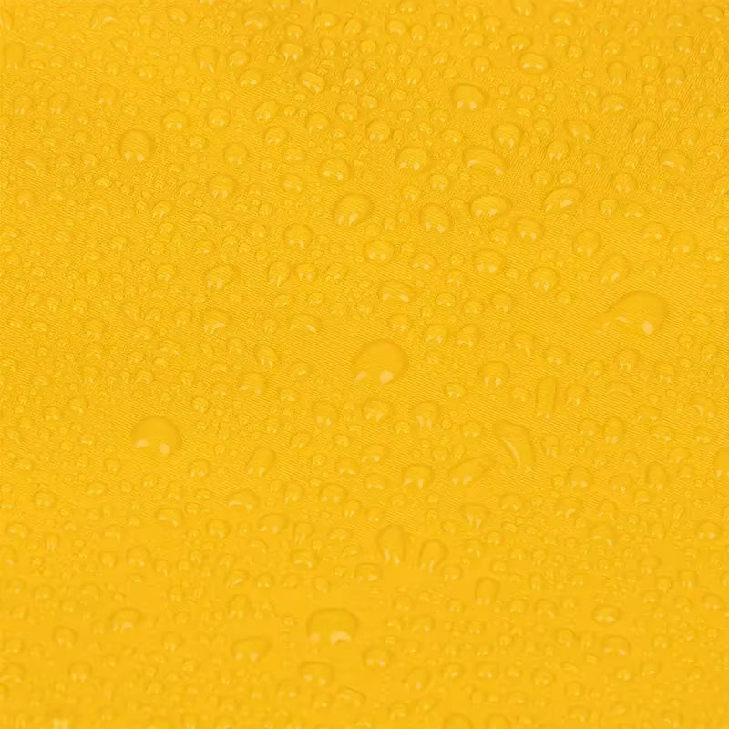 Gotas de agua resbalando por la tela impermeable amarilla del chubasquero