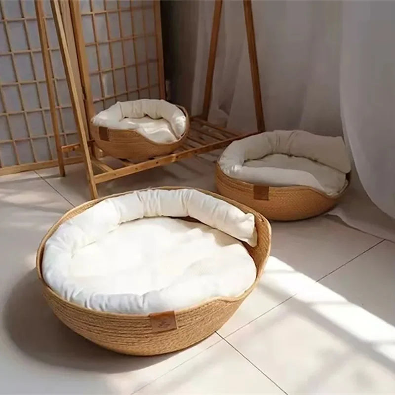 La cama cesta puesta en un salón junto a muebles de madera