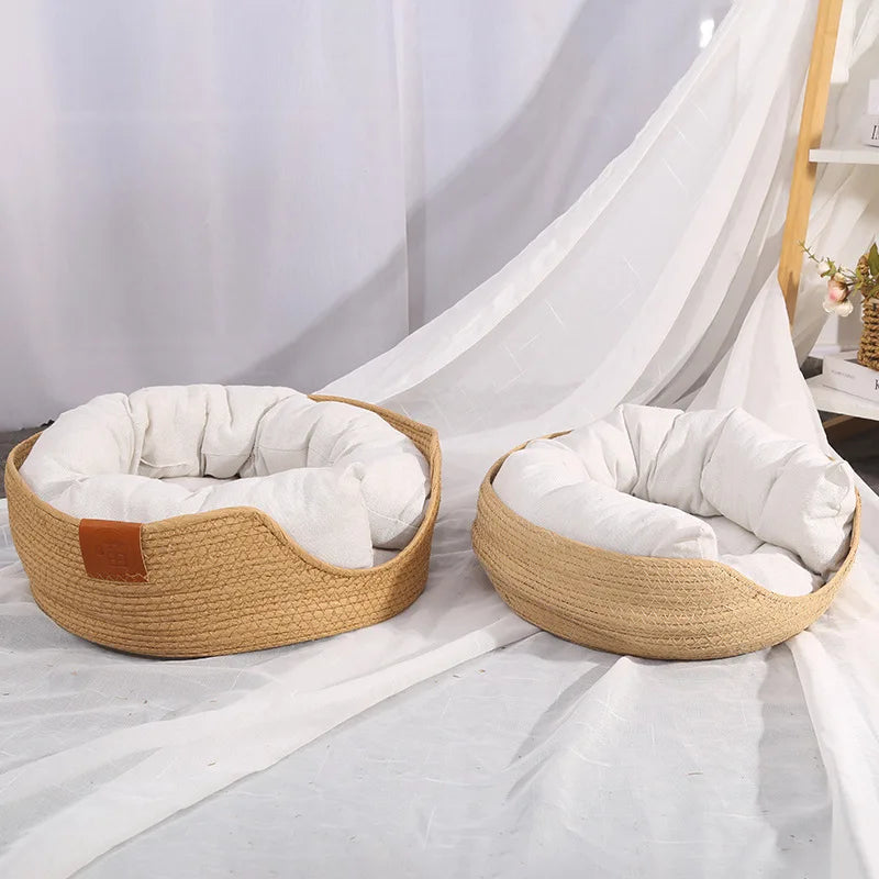 Dos camas cesta de cuerda colocadas junto a una cortina