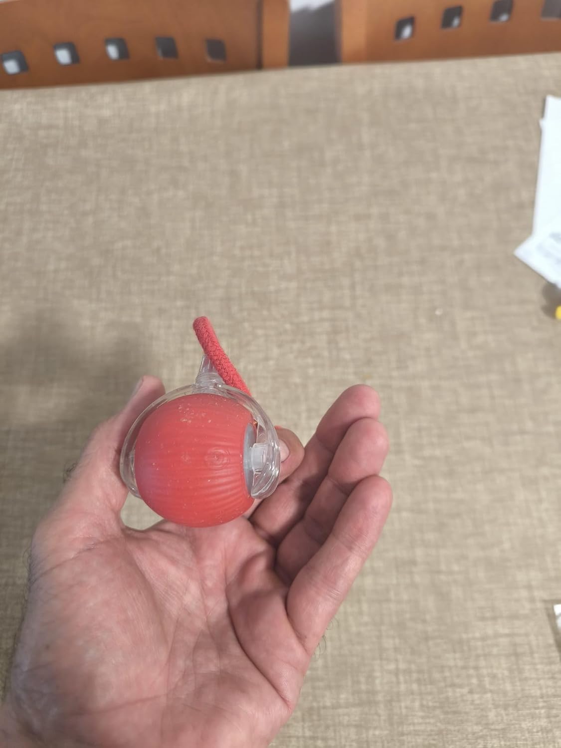 Pelota automática en la mano para ver su tamaño real