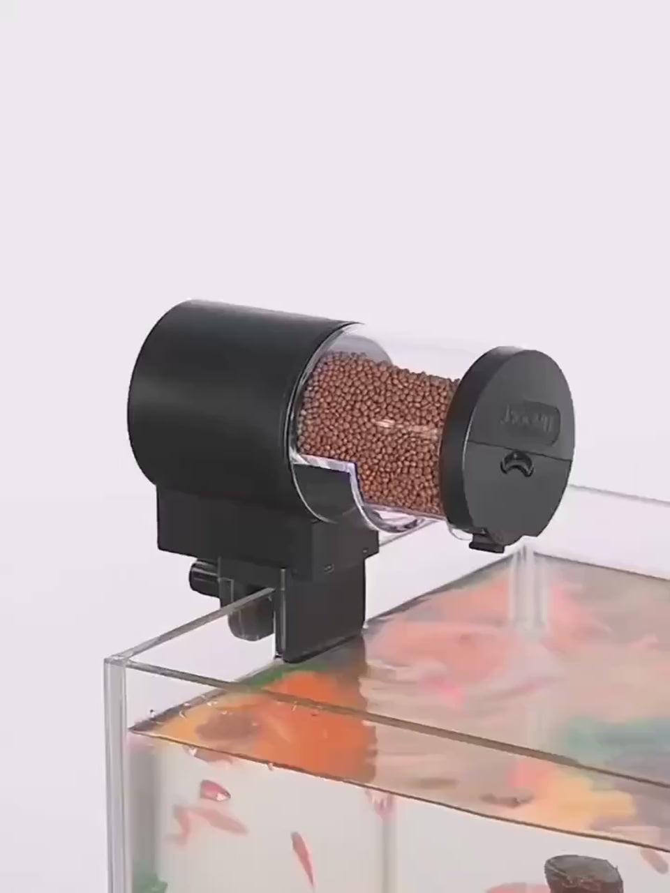 Comedero automatico de peces con temporizador en el acuario