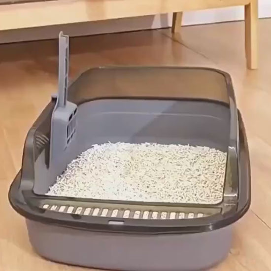 Gato usando el arenero semicerrado AMIKART