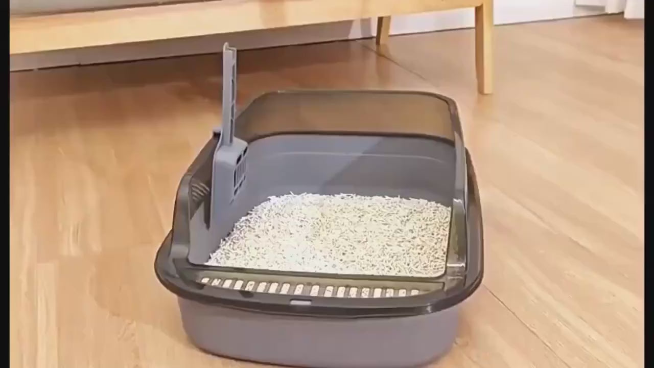 Gato usando el arenero semicerrado AMIKART