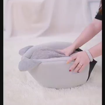 Cama iglu con orejas de gato y un gato entrando