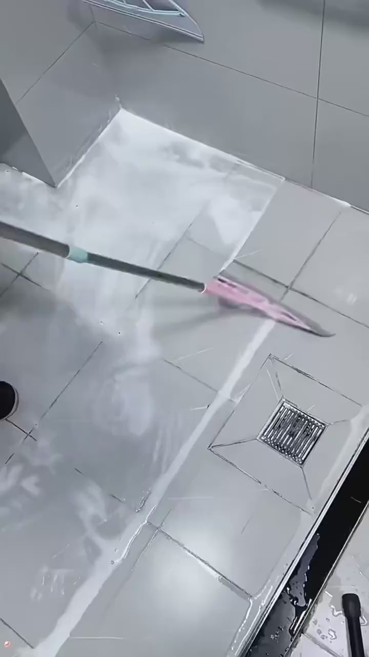 Vídeo de la escoba de goma recogiendo agua y pelos