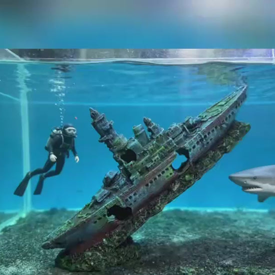 Barco hundido decorativo con burbujas dentro del acuario