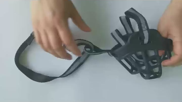 Perro con el bozal de silicona tipo cesta puesto